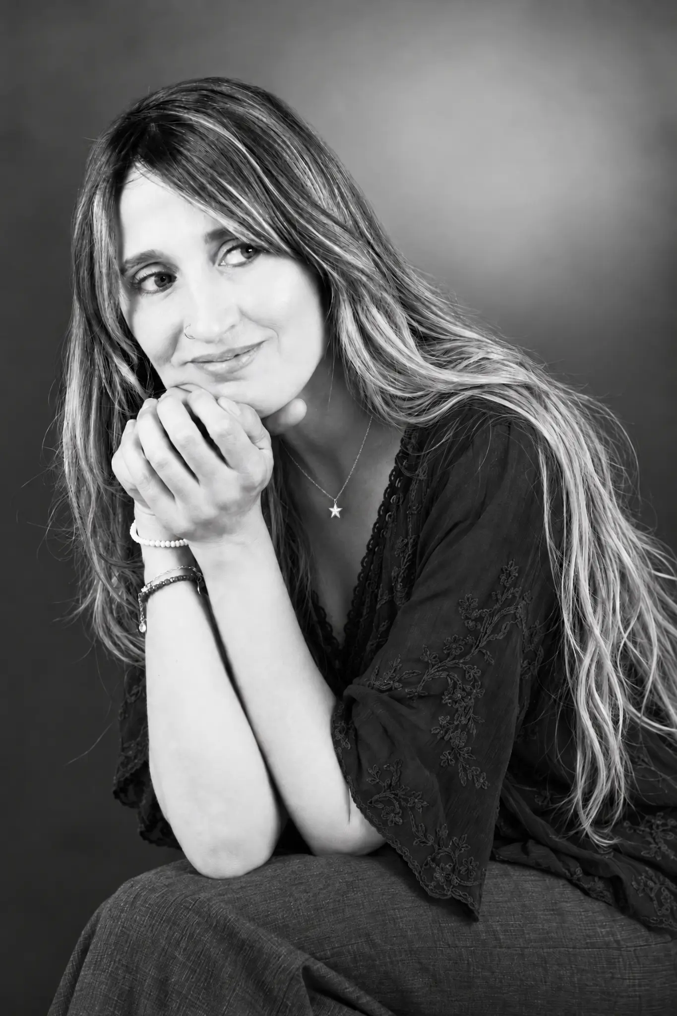Retrato en blanco y negro de Noelia Villavicencio, socia de BOsmart